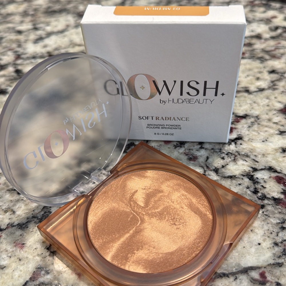 Huda Glowish Soft Radiance Bronzing Powder in Medium RARE! - Picture 3 of 6